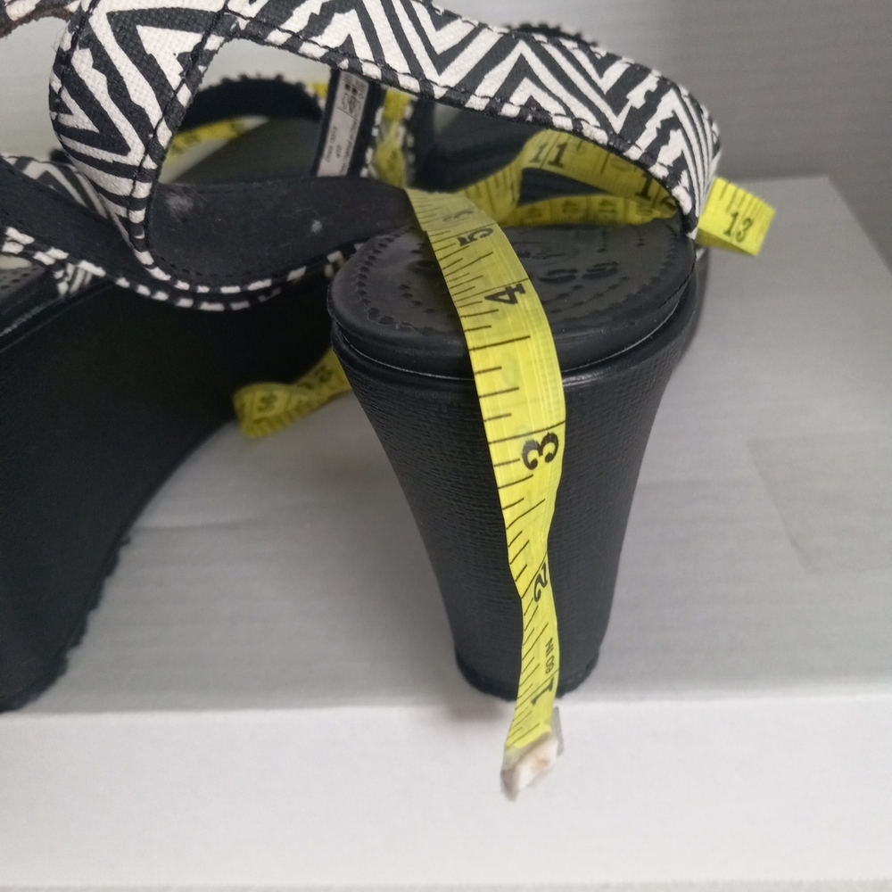 Crocs Black and White Patterned Wedge Platform Sandals Anckle Strap Sz 10w - Picture 11 of 12